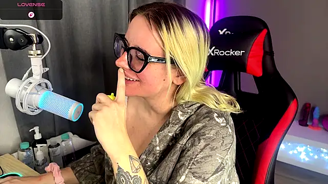 Snapshot of Charlies_world chatting on October 6, 7:11 pm Charlies world online show from October 6, 7:11 pm