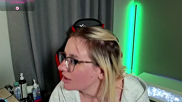 Snapshot of Charlies_world chatting on October 18, 8:31 pm Charlies world online show from October 18, 8:31 pm