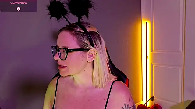 Snapshot of Charlies_world chatting on October 31, 5:25 pm Charlies world online show from October 31, 5:25 pm