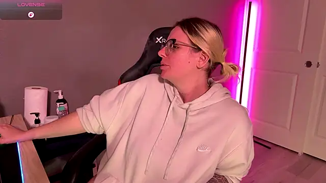 Snapshot of Charlies_world chatting on November 21, 9:13 pm Charlies world online show from November 21, 9:13 pm