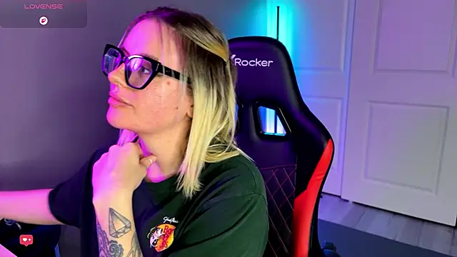 Snapshot of Charlies_world chatting on December 14, 10:25 pm Charlies world online show from December 14, 10:25 pm