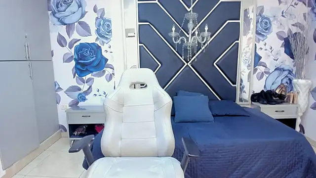 Snapshot of LatinaHoleQueen chatting on September 26, 2:21 pm LatinaHoleQueen online show from September 26, 2:21 pm