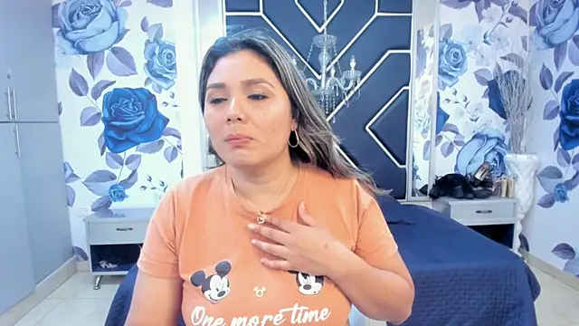 Snapshot of LatinaHoleQueen chatting on October 11, 2:15 pm LatinaHoleQueen online show from October 11, 2:15 pm