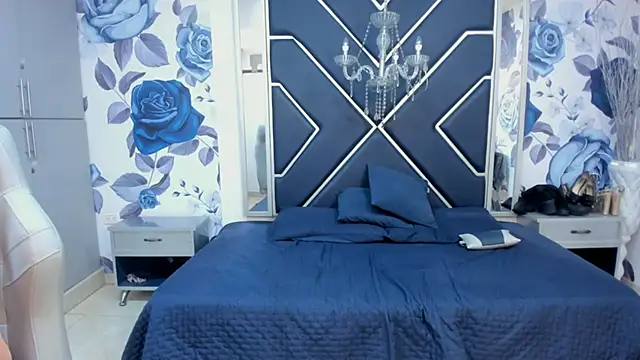 Snapshot of LatinaHoleQueen chatting on October 24, 2:24 pm LatinaHoleQueen online show from October 24, 2:24 pm