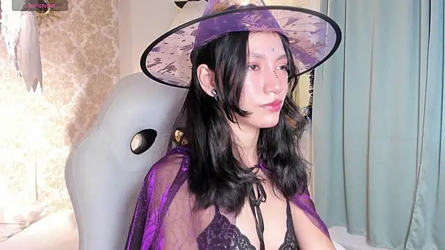 LilyThea online show from October 31, 9:16 pm
