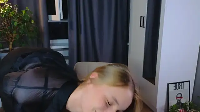 lisa schiele online show from October 5, 8:29 pm