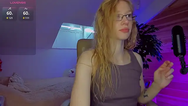 AuroraShoww online show from October 17, 7:44 am