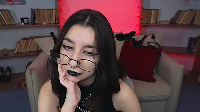 Snapshot of Mistress__Marcelline chatting on September 18, 9:33 am Mistress Marcelline online show from September 18, 9:33 am