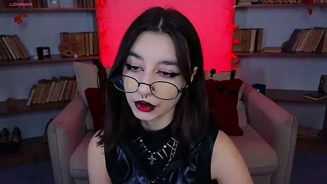 Snapshot of Mistress__Marcelline chatting on September 24, 9:34 am Mistress Marcelline online show from September 24, 9:34 am