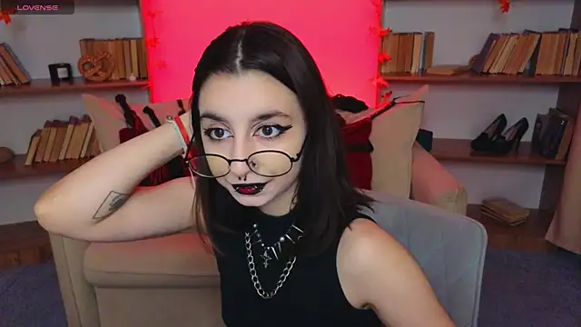 Snapshot of Mistress__Marcelline chatting on October 3, 10:01 am Mistress Marcelline online show from October 3, 10:01 am