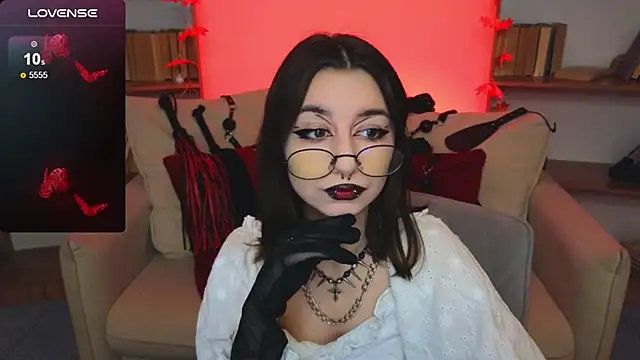 Snapshot of Mistress__Marcelline chatting on October 6, 9:29 am Mistress Marcelline online show from October 6, 9:29 am