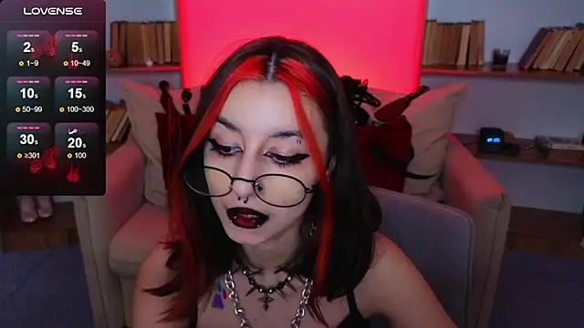 Snapshot of Mistress__Marcelline chatting on November 15, 10:12 am Mistress Marcelline online show from November 15, 10:12 am