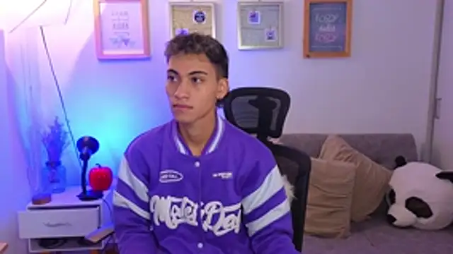 yulian vasquez online show from November 6, 12:28 pm