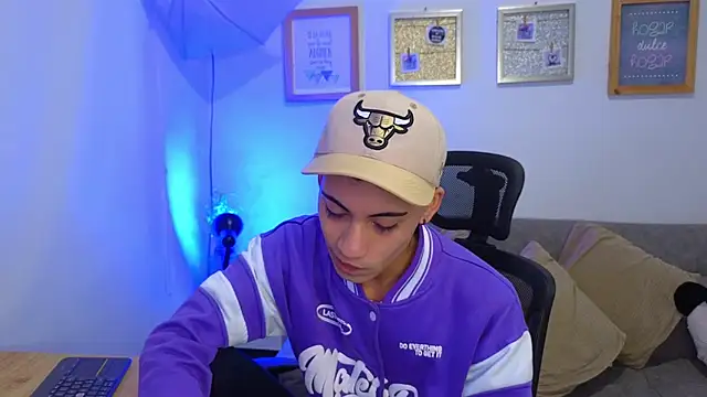 yulian vasquez online show from November 22, 12:04 pm