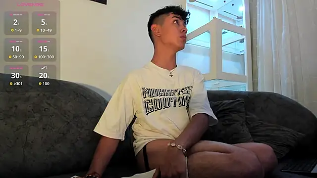 LoganTwink18 online show from September 13, 7:46 pm