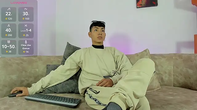 LoganTwink18 online show from November 13, 12:48 pm