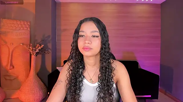 Snapshot of SophieHouston_ chatting on October 22, 4:35 am SophieHouston online show from October 22, 4:35 am