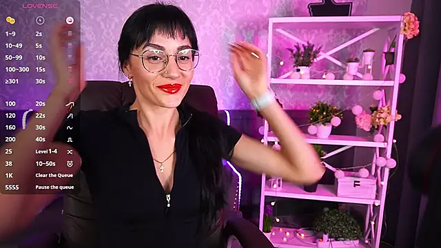 Snapshot of EviLune chatting on October 25, 6:21 am EviLune online show from October 25, 6:21 am