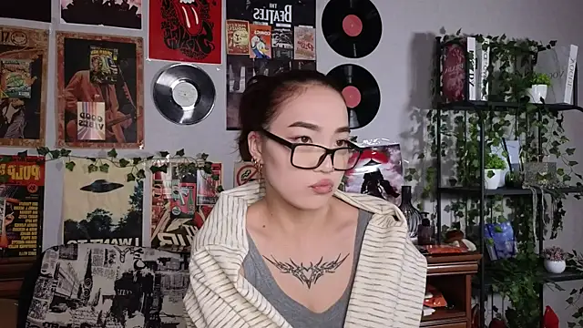 OdetteBiddy online show from November 18, 8:02 pm