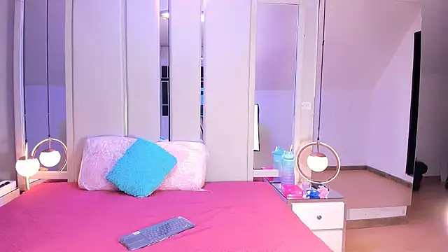 EmmaWilliam1 online show from September 30, 5:45 am