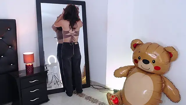 Snapshot of miascarlet_16 chatting on December 16, 1:38 pm miascarlet 16 online show from December 16, 1:38 pm