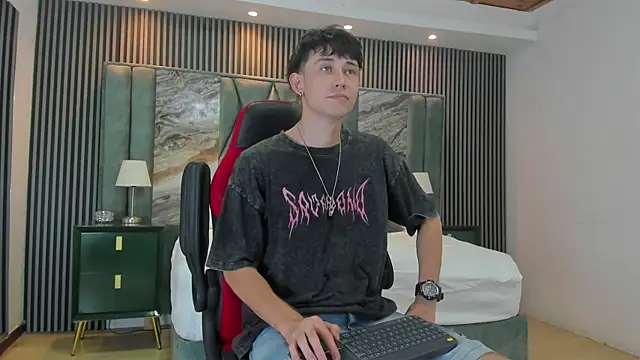 Snapshot of Michael_blue chatting on October 9, 8:18 pm Michael blue online show from October 9, 8:18 pm