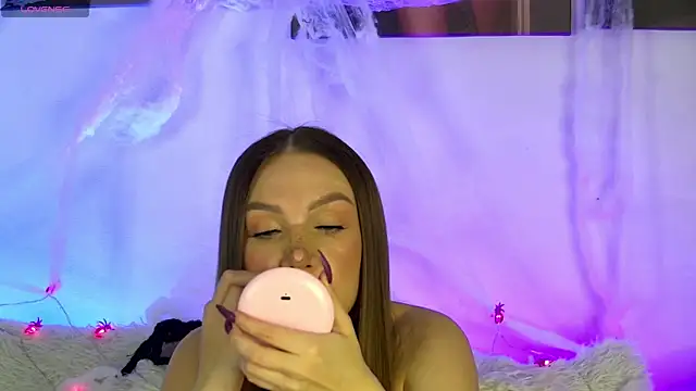 AlysonHuxley  online show from November 3, 5:03 pm