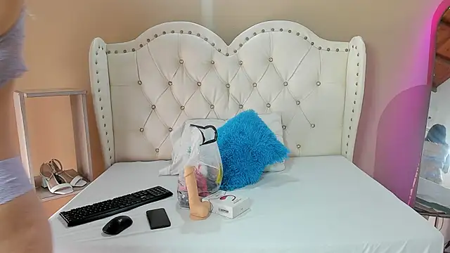 Snapshot of Alison_Milk chatting on October 15, 1:22 pm Alison Milk online show from October 15, 1:22 pm