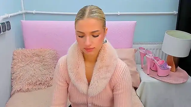 Snapshot of EvetteRose chatting on October 15, 3:23 pm EvetteRose online show from October 15, 3:23 pm