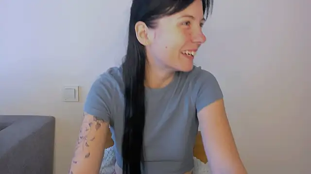 Snapshot of Elle_Pearl_ chatting on October 2, 6:31 am Elle Pearl online show from October 2, 6:31 am