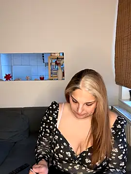 Snapshot of Katherine_Leyla chatting on November 26, 9:21 am Katherine Leyla online show from November 26, 9:21 am