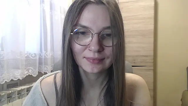 LooveELLYx online show from January 4, 7:45 am