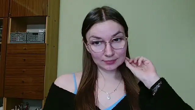 LooveELLYx online show from February 18, 6:15 pm