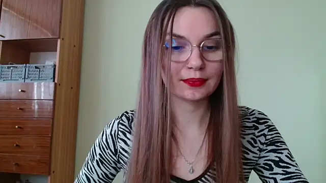 LooveELLYx online show from February 21, 7:45 am