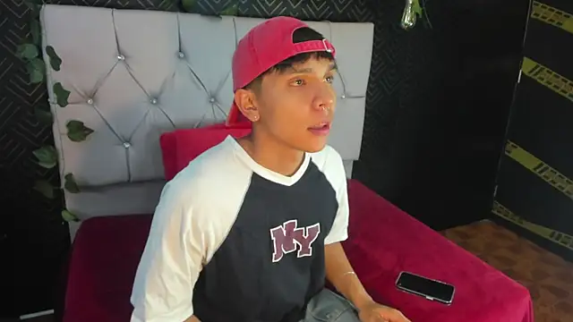 Snapshot of Thiago_Kozak chatting on October 18, 1:12 pm Thiago Kozak online show from October 18, 1:12 pm