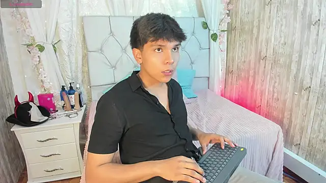 Snapshot of Thiago_Kozak chatting on November 18, 2:17 am Thiago Kozak online show from November 18, 2:17 am