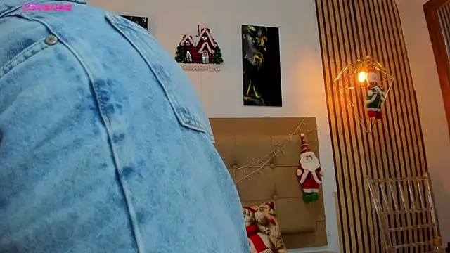 alesziarose online show from December 1, 7:19 pm