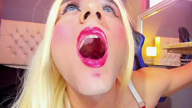 Snapshot of MiaMalkoba chatting on December 4, 1:09 pm MiaMalkoba online show from December 4, 1:09 pm