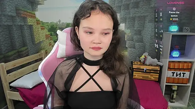 EmilyChaves online show from September 12, 7:14 pm