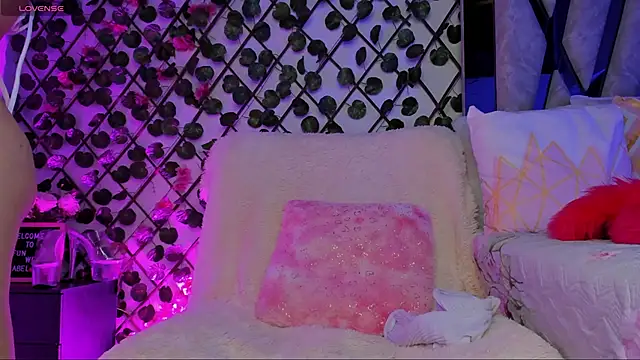 isabel jaames online show from October 1, 7:20 pm