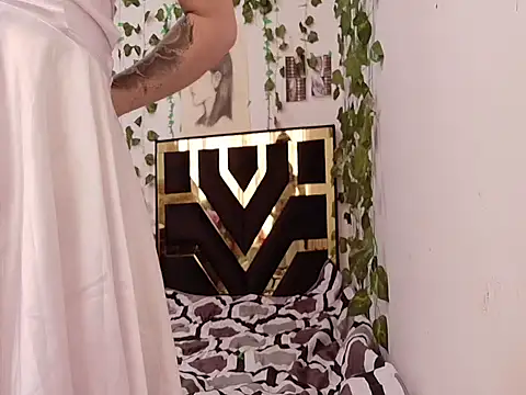 lucywhite13 online show from September 17, 7:26 pm