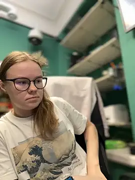 Snapshot of _CherryBloom_ chatting on September 13, 9:09 am CherryBloom online show from September 13, 9:09 am