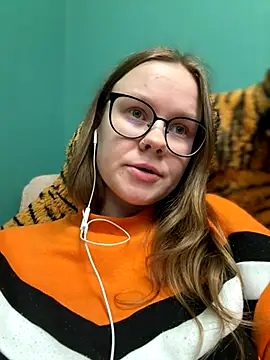 Snapshot of _CherryBloom_ chatting on October 7, 7:33 pm CherryBloom online show from October 7, 7:33 pm