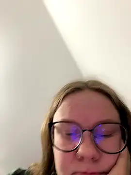 Snapshot of _CherryBloom_ chatting on October 8, 5:43 pm CherryBloom online show from October 8, 5:43 pm