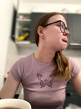 Snapshot of _CherryBloom_ chatting on October 13, 11:21 am CherryBloom online show from October 13, 11:21 am