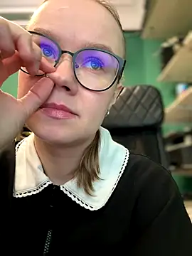 Snapshot of _CherryBloom_ chatting on October 14, 7:20 am CherryBloom online show from October 14, 7:20 am