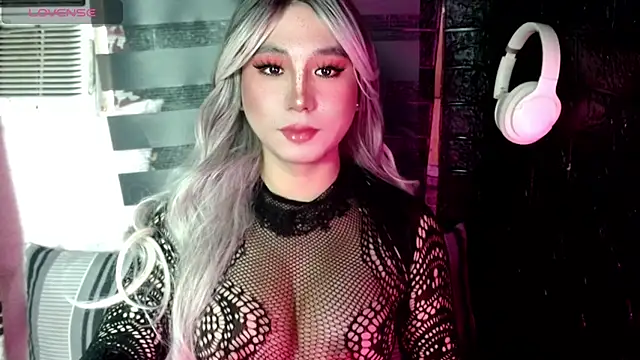 UrhotlucyTS online show from October 1, 5:24 am