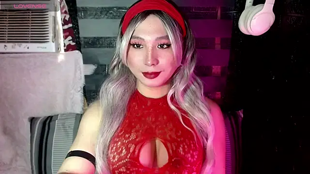 UrhotlucyTS online show from October 4, 5:49 am