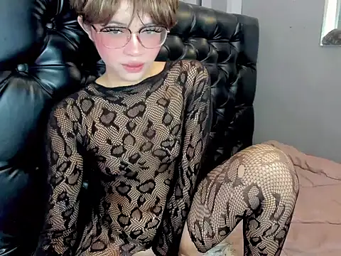 Snapshot of rian_shemale chatting on October 27, 7:51 pm rian shemale online show from October 27, 7:51 pm