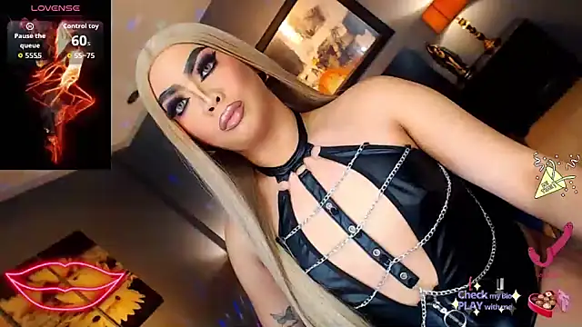 Snapshot of FridaHumphrey chatting on October 21, 5:24 pm FridaHumphrey online show from October 21, 5:24 pm